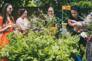 Kytkobraní: Workshop pletení květinových věnců s Justynou a Sárou